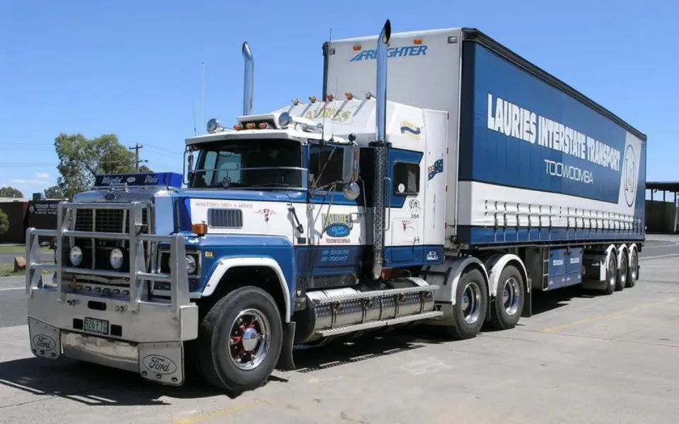 Perchè i camioni domestici ùn puntanu micca i so tubi di scarico in l'altu?